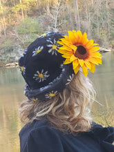 Load image into Gallery viewer, Daisies in the Dark